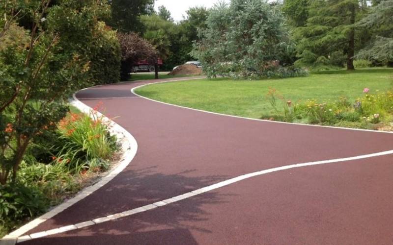 Une cour carrossable durable et esthétique avec Stardraine®, le bitume drainant signé Daniel Moquet