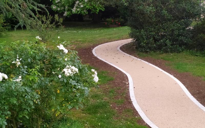 Une allée piétonne durable et harmonieuse avec Mineralstar®, la résine naturelle drainante signée Daniel Moquet à Aix-en-Provence.