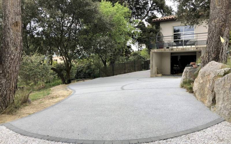 Béton désactivé : l’allée carrossable esthétique et résistante idéale pour votre extérieur à Aix-en-Provence