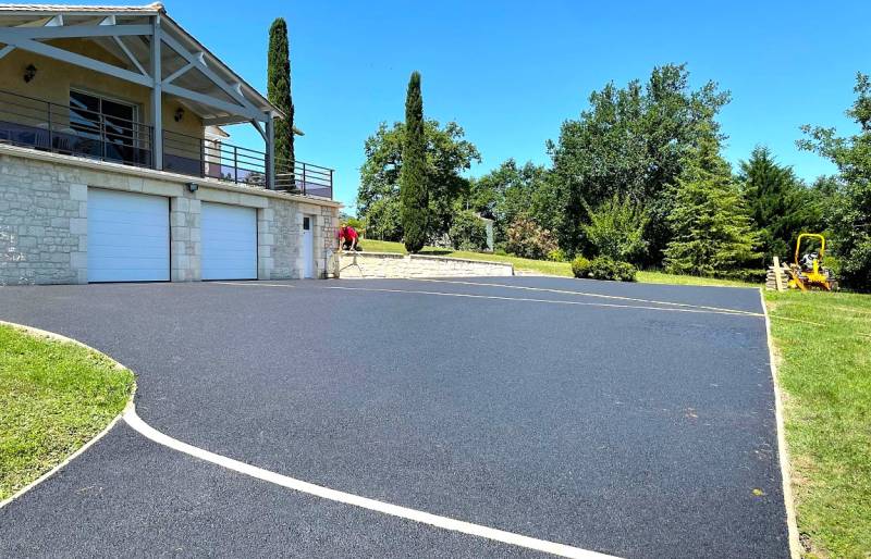 Une cour carrossable moderne et perméable avec Stardraine®, le bitume drainant innovant à Aix-en-Provence