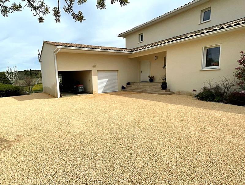 Aménager une cour esthétique et vivante grâce au Gravistar, un revêtement décoratif durable à Aix-en-Provence