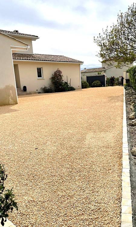 Cour en Gravistar® : un revêtement naturel et résistant pour un extérieur vivant