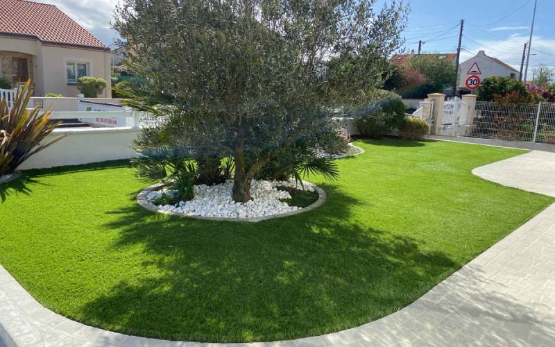 Allées piétonnes effet naturel grâce au gazon synthétique et à l’Alvéostar® à Aix-en-Provence