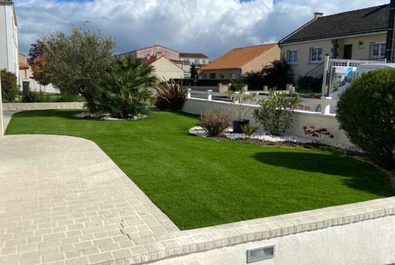 Réalisation d'un gazon synthétique, DM Green respectueux de la végétation présente pour un jardin verdoyant sans effort par Daniel Moquet Aix-en-Provence