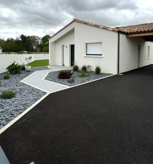 Une cour carrossable durable et esthétique avec Stardraine®, le bitume drainant signé Daniel Moquet