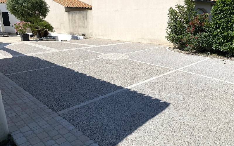 Terrasse en béton désactivé : l’élégance du minéral et la simplicité d’entretien à Aix-en-Provence