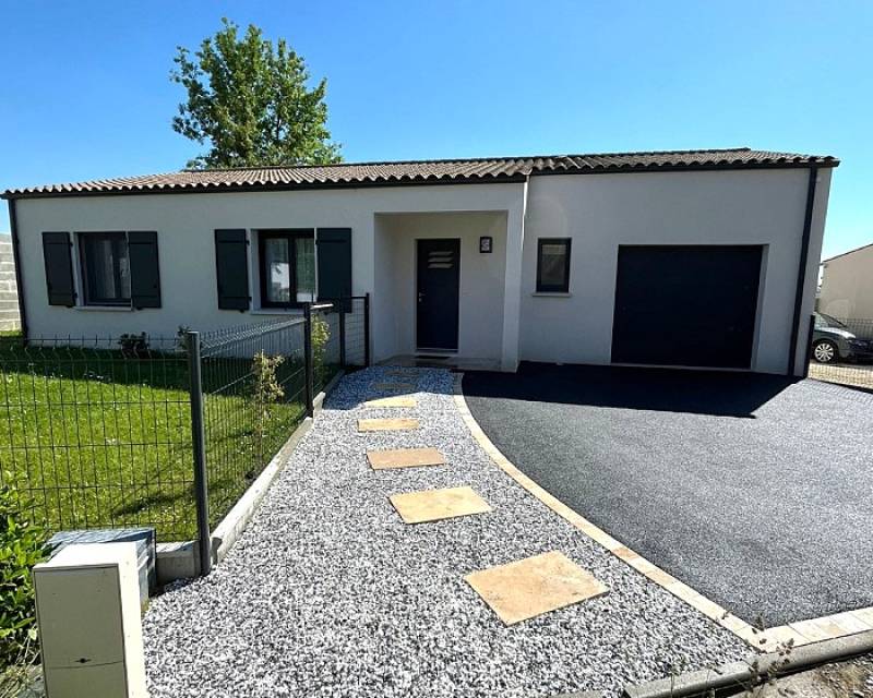 Valoriser l’entrée de maison avec une combinaison Alvéostar et pavés LaCouture au style noble à Aix-en-Provence