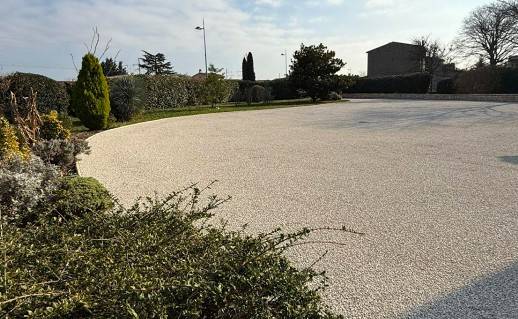 Cour en Gravistar® : un revêtement naturel et résistant pour un extérieur vivant