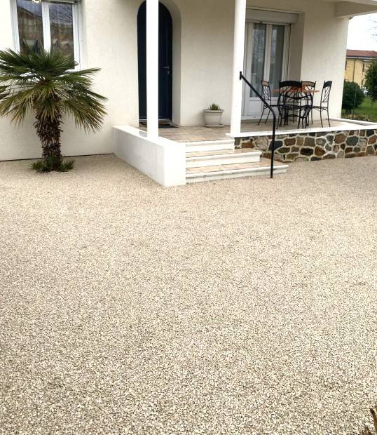 Cour carrossable beige en Alvéostar® pour un style provençal authentique à Aix-en-Provence