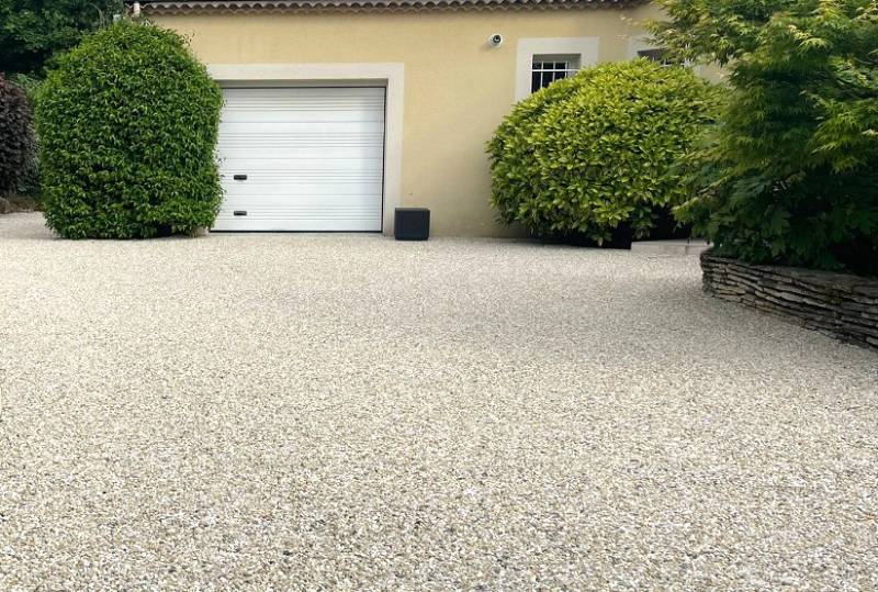Une cour carrossable élégante et durable avec Gravistar®, le revêtement gravillonné esthétique à Aix-en-Provence