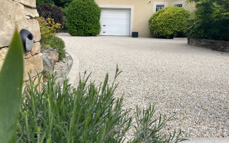 Une allée carrossable robuste et naturelle avec Gravistar®, le gravier goudronné esthétique à Aix-en-Provence
