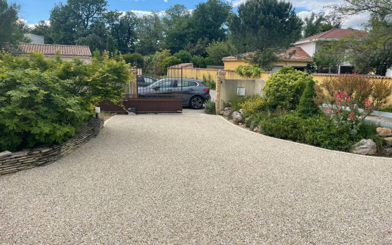 Une allée carrossable robuste et naturelle avec Gravistar®, le gravier goudronné esthétique à Aix-en-Provence