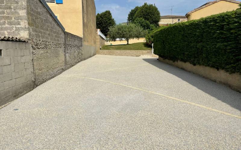 Allée carrossable en béton désactivé à Aix-en-Provence