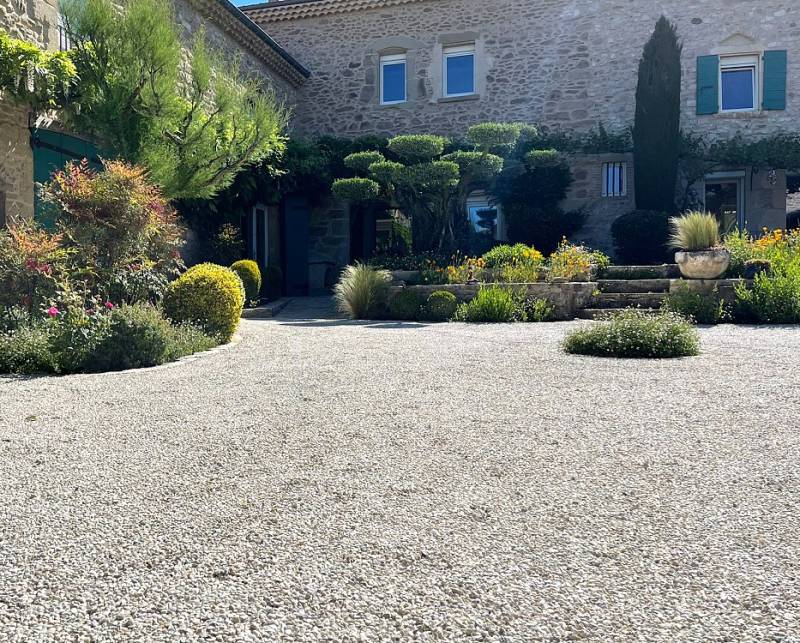 Une cour carrossable élégante et durable avec Gravistar®, le revêtement gravillonné esthétique à Aix-en-Provence