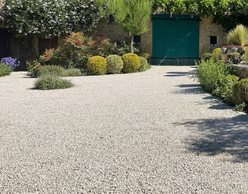 Une cour carrossable élégante et durable avec Gravistar®, le revêtement gravillonné esthétique à Aix-en-Provence