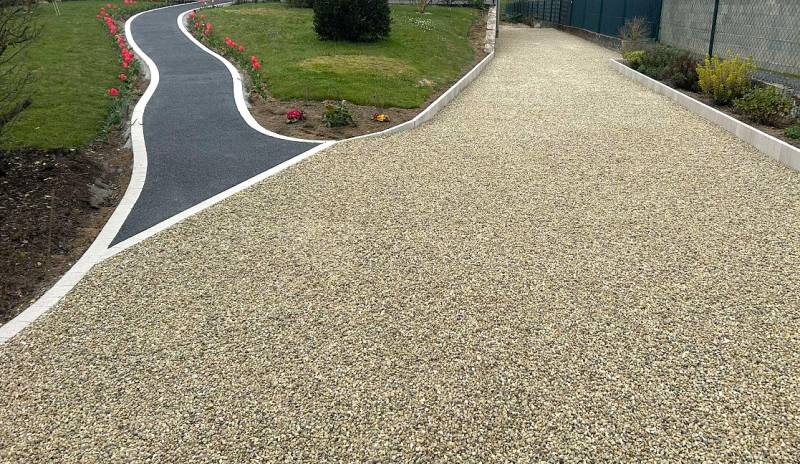 Réalisation d'une allée carrossable en gravier stabilisé, Alvéostar® et une allée piétonne, en résine naturelle drainante, Mineralstar® avec bordure en pavé LaCouture par Daniel Moquet Aix-en-Provence 