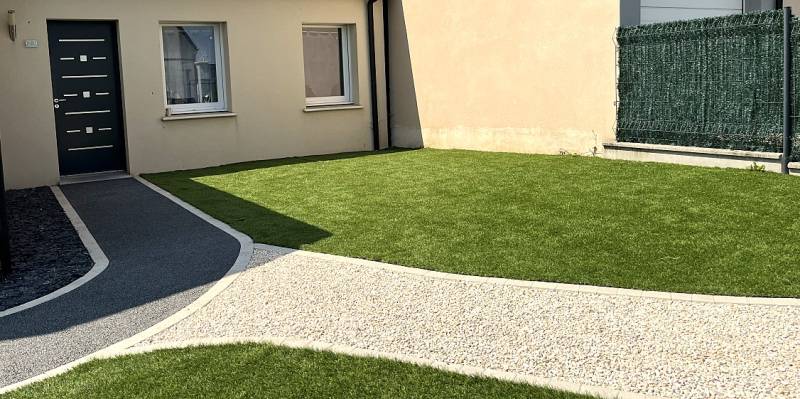 Aménagement d'extérieur avec deux allées piétonnes , une en Mineralstar® et une en Alvéostar® avec des gazons synthétiques pour un aménagement naturelle sans entretien par Daniel Moquet Aix-en-Provence