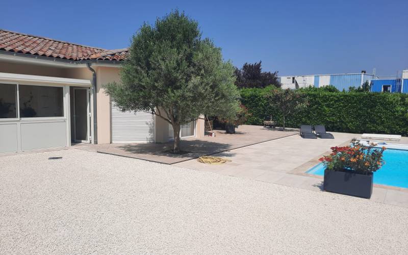 Sécuriser une entrée de maison avec une allée carrossable en Alvéostar®  drainant à Aix-en-Provence