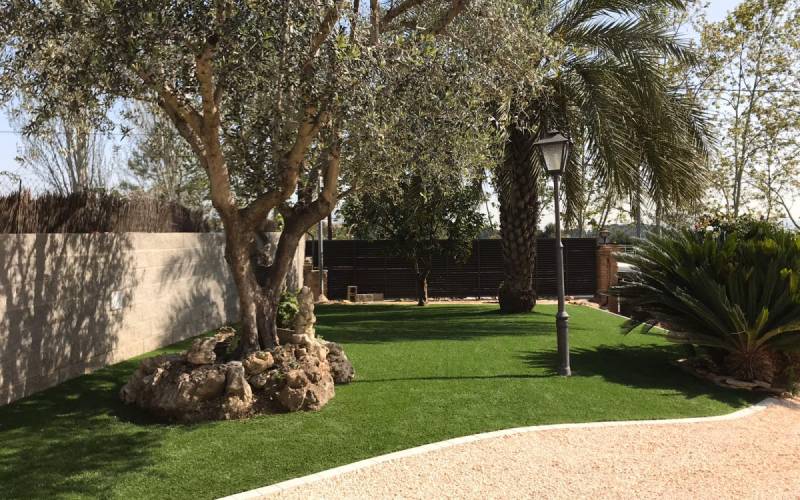 Allées piétonnes effet naturel grâce au gazon synthétique et à l’Alvéostar® à Aix-en-Provence