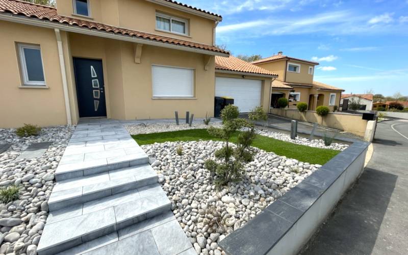 Aménagement d'un extérieur  avec escalier et allée piétonne en dallage grès cérame couleur grise par Daniel Moquet Aix-en-Provence