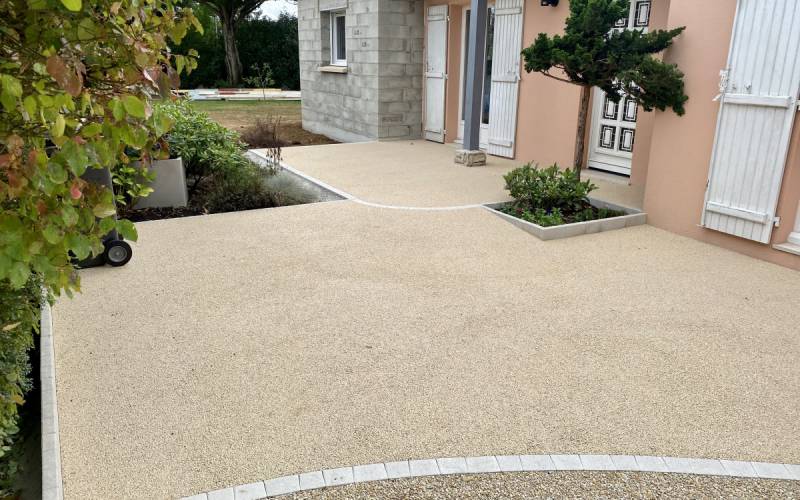 Un espace piscine sécurisé et esthétique avec le Mineralstar®, résine naturelle drainante à Aix-en-Provence
