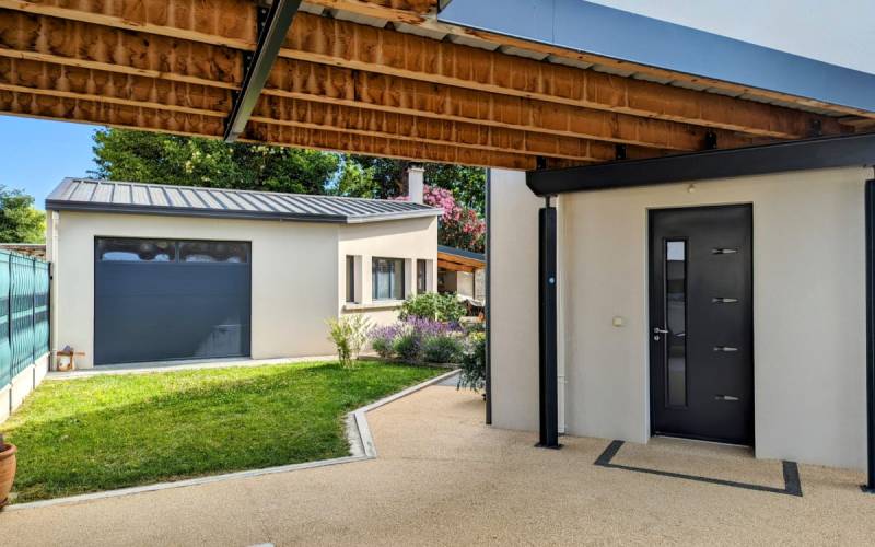 Un espace piscine sécurisé et esthétique avec le Mineralstar®, résine naturelle drainante à Aix-en-Provence