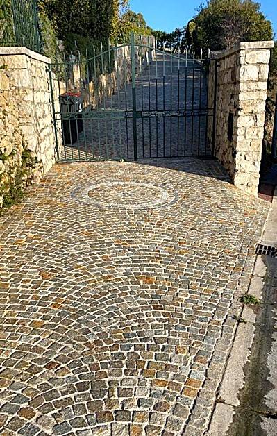Allée carrossable en pavés, durable, esthétique et résistante aux fortes chaleurs pour vos extérieurs à Aix-en-Provence.