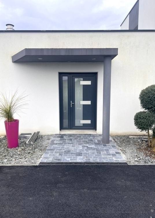 Image d'une allée en dallage grès cérame avec carport pour une entrée moderne et pratique conçu et posé par Daniel Moquet Aix-en-Provence