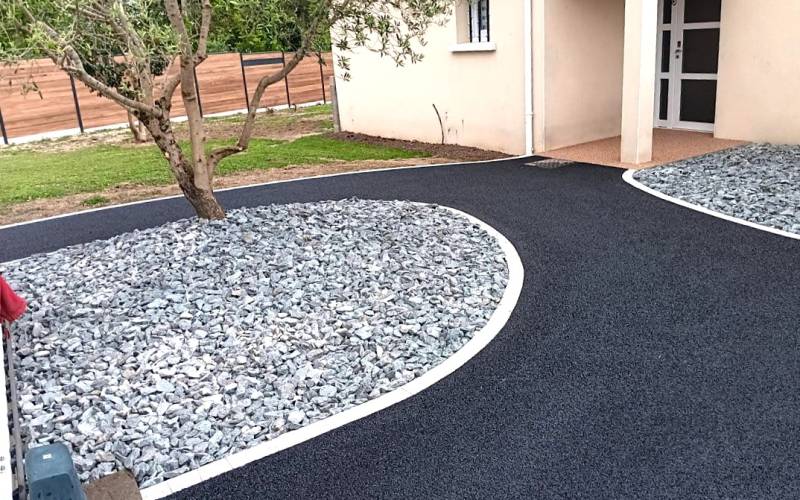 Structurer les accès extérieurs avec une allée carrossable drainante en Stardraine® à Aix-en-Provence