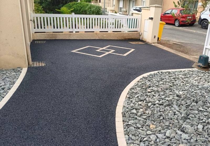 Une cour carrossable moderne et perméable avec Stardraine®, le bitume drainant innovant à Aix-en-Provence