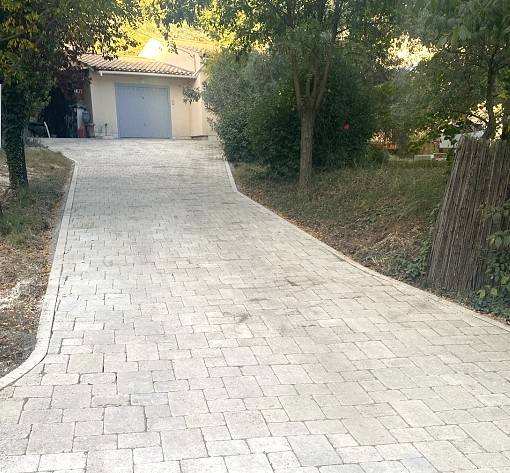 Apportez de la valeur à votre maison avec une allée carrossable en pavés résistants et esthétiques à Aix-en-Provence