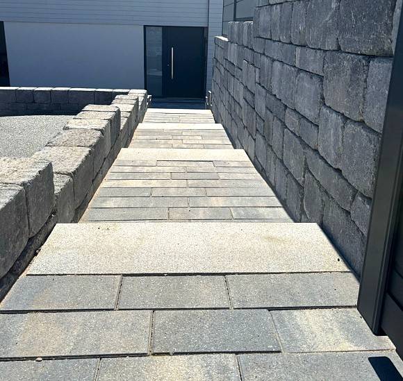 Valoriser l’entrée de votre maison avec une allée en pavés LaCouture® au style classique et durable à Aix-en-Provence