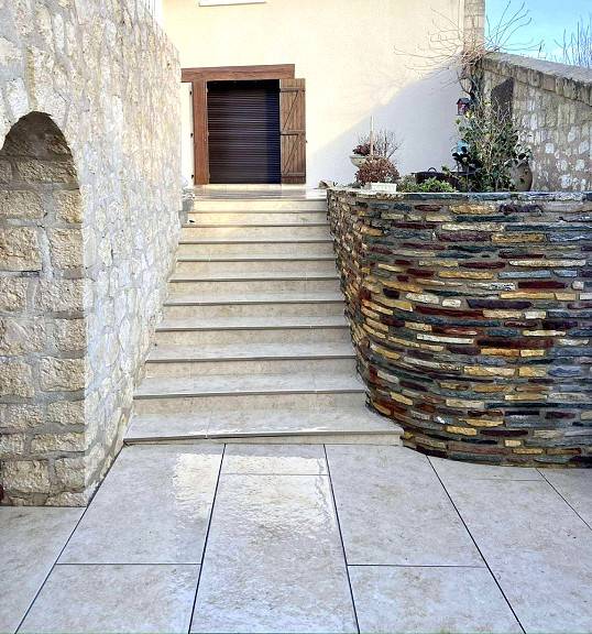 Cour piétonne en grès cérame antidérapante à Aix-en-Provence.