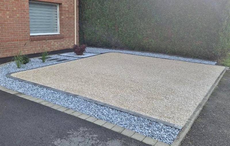 Terrasse en dalles grès cérame pour un extérieur moderne et durable à Aix-en-Provence