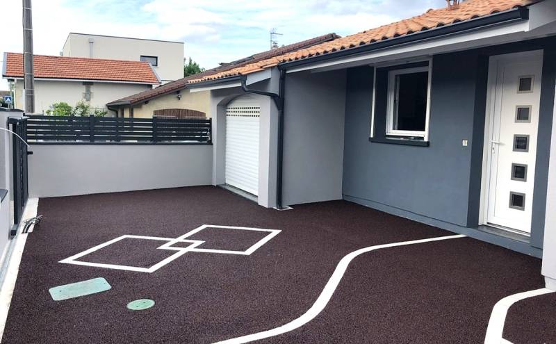 Une cour carrossable moderne et perméable avec Stardraine®, le bitume drainant innovant à Aix-en-Provence