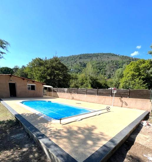 Sécuriser vos tours de piscine avec un revêtement antidérapant en Mineralstar® à Aix-en-Provence