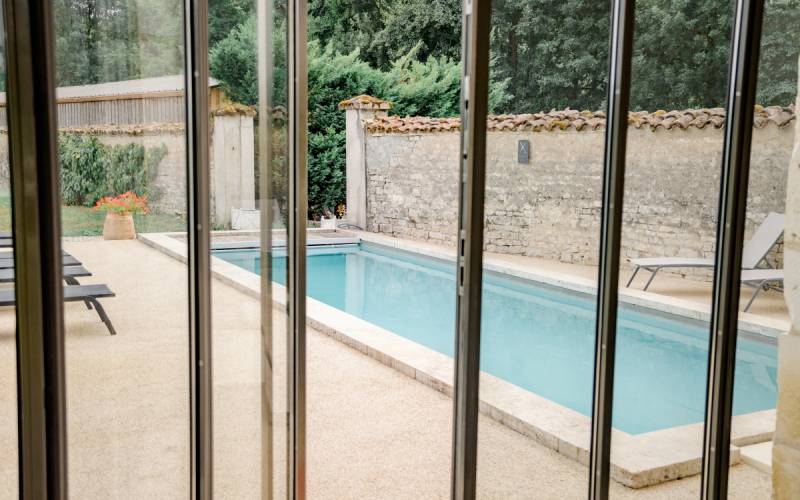Sécuriser vos tours de piscine avec un revêtement antidérapant en Mineralstar® à Aix-en-Provence