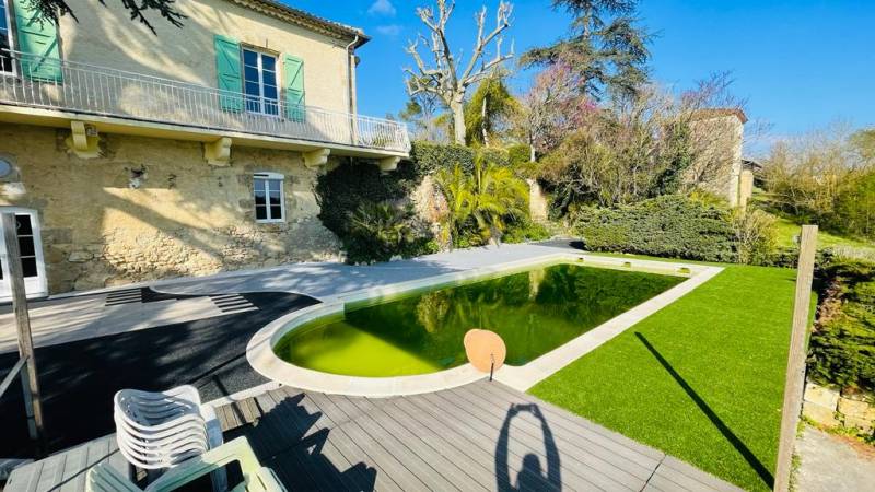 Aménagement tour de piscine en gazon synthétique avec une plage de pisicine en résine naturelle minéralstar pour un espace de vie confortable et modern qui offre du charme à cette résidence au coeur de la nature par Daniel Moquet Aix-en-Provence