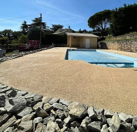 Offrez un confort inégalé à vos abords de piscine avec Mineralstar®, la résine naturelle drainante à Aix-en-Provence
