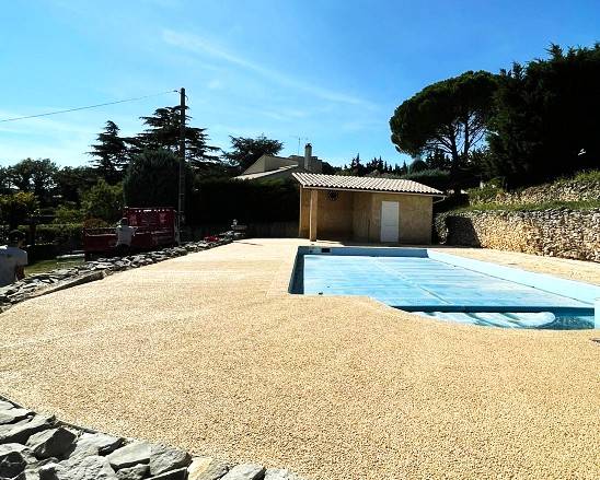 Sécuriser vos tours de piscine avec un revêtement antidérapant en Mineralstar® à Aix-en-Provence