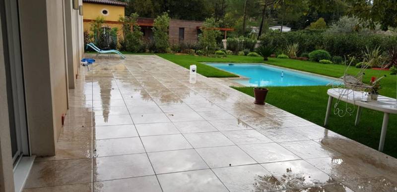 Terrasse en dalles grès cérame pour un extérieur moderne et durable à Aix-en-Provence