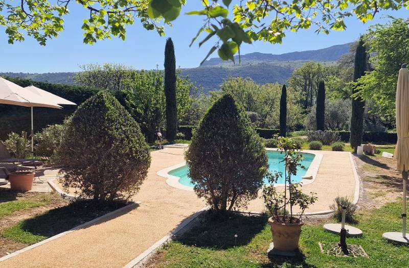 Mineralstar®, la résine drainante et antidérapante pour tours de piscine à Aix-en-Provence