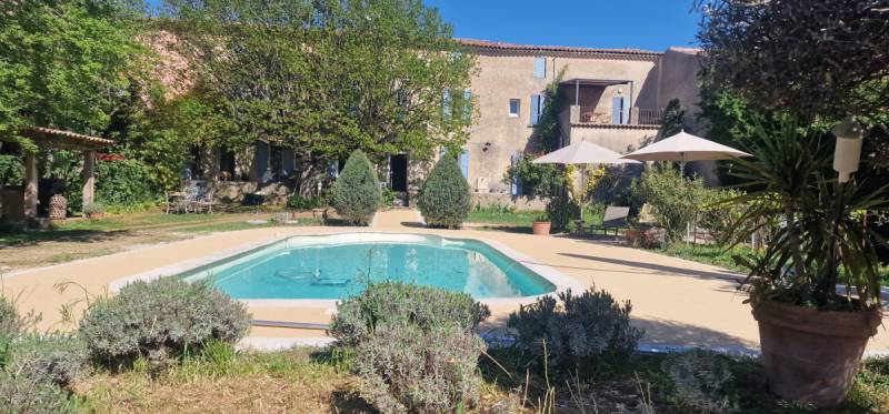 Sublimez votre tour de piscine avec Mineralstar®, la moquette de pierre naturelle et drainante idéale à Aix-en-Provence