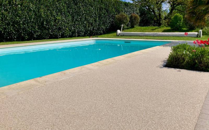 Sécurisez et sublimez votre tour de piscine avec Hydrostar®, la résine drainante confortable et antidérapante à Aix-en-Provence