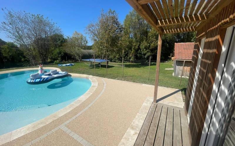 Sublimez votre tour de piscine avec Mineralstar®, la résine naturelle drainante idéale pour les extérieurs élégants à Aix-en-Provence