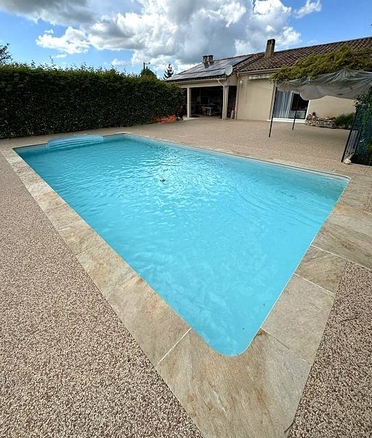 Offrez un style contemporain à vos extérieurs avec un tour de piscine en dalle de grès cérame
