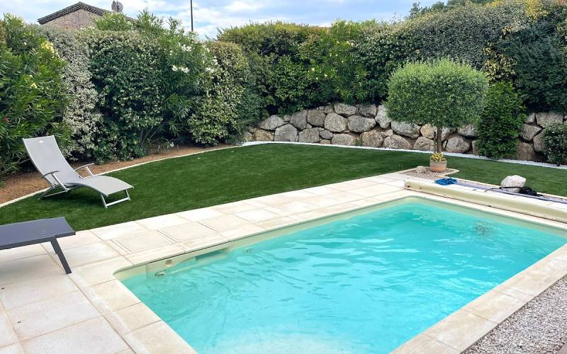 Un jardin impeccable sans entretien avec notre gazon synthétique DM Green® par Daniel Moquet Aix-en-Provence
