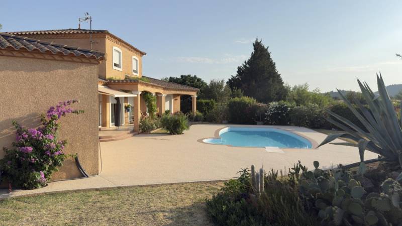 Terrasse avec la résine drainante Hydrostar®, un revêtement personnalisable et résistant parfaitement adapté à Aix-en-Provence