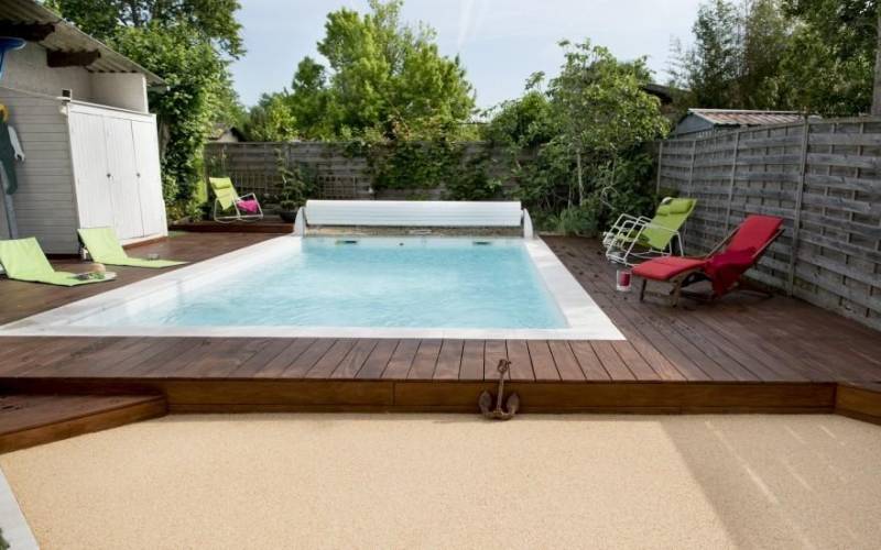 Un espace piscine sécurisé et esthétique avec le Mineralstar®, résine naturelle drainante à Aix-en-Provence