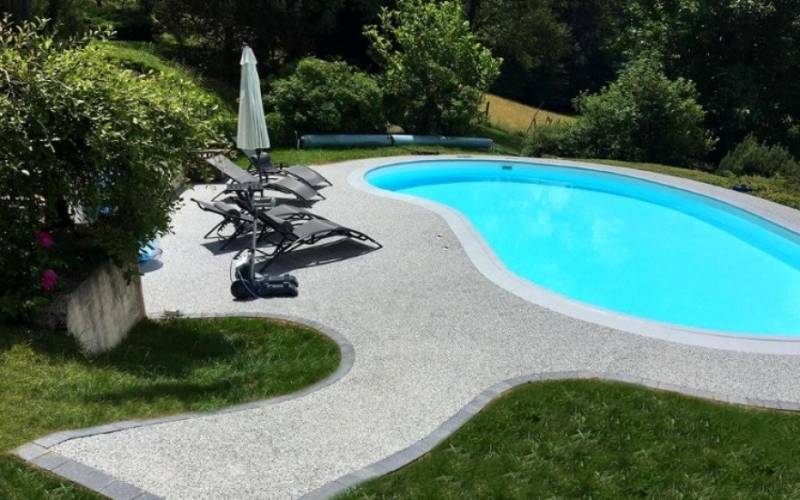 Sécurisez votre tour de piscine avec Mineralstar®, la résine drainante antidérapante même pieds mouillés à Aix-en-Provence
